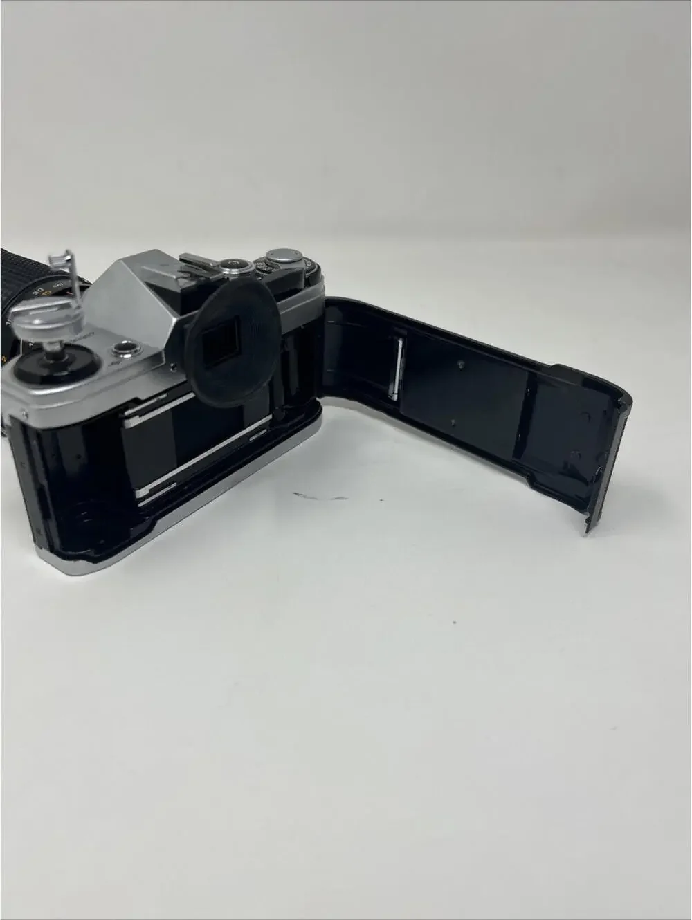 Canon AE-1 35mm SLR Film Camera. Comes With Bag- Flash - 35-200mm Zoom Lens - Picture 7 of 9